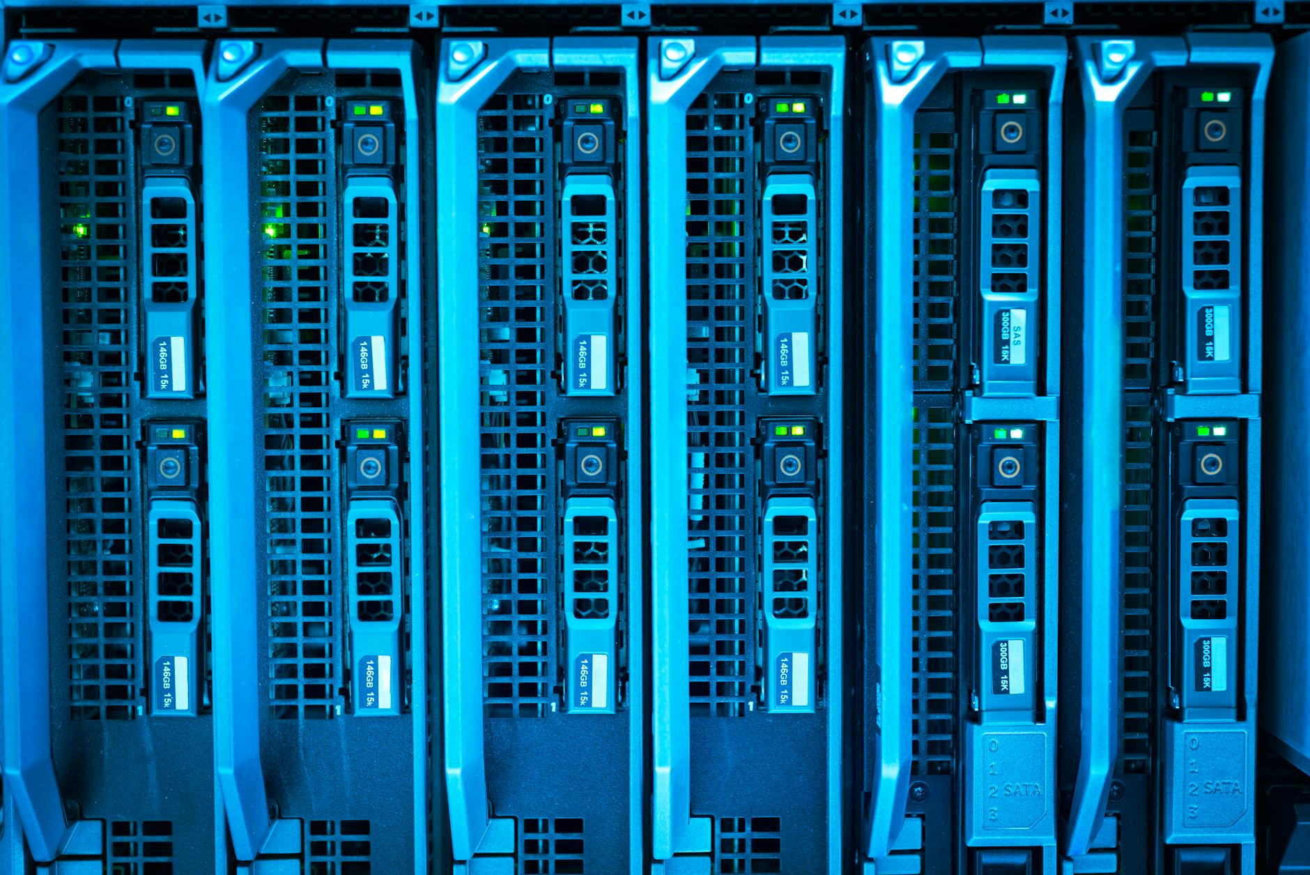 データセンターのサーバーラックのイメージ写真