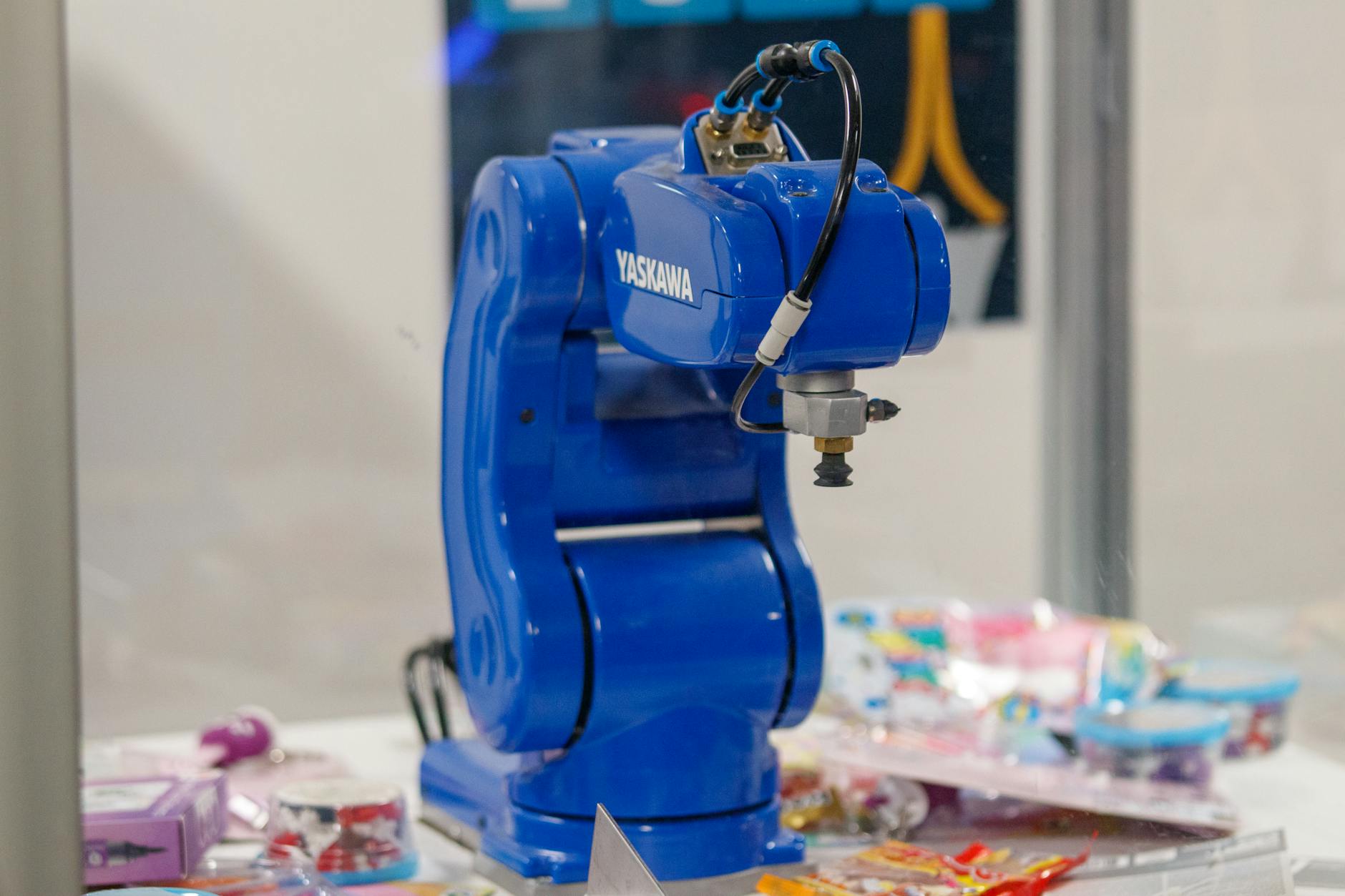 協働ロボットアームが工場で作業するイメージ写真