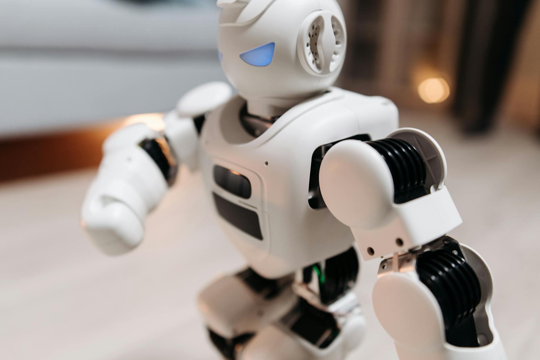 物流倉庫で稼働する人型ロボットのイメージ写真